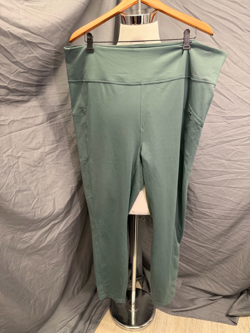 Eddie Bauer Sage Green High-Waist Leggings with Side Pocket